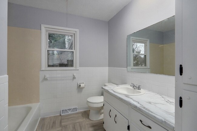 Building Photo - Newly Updated Home!