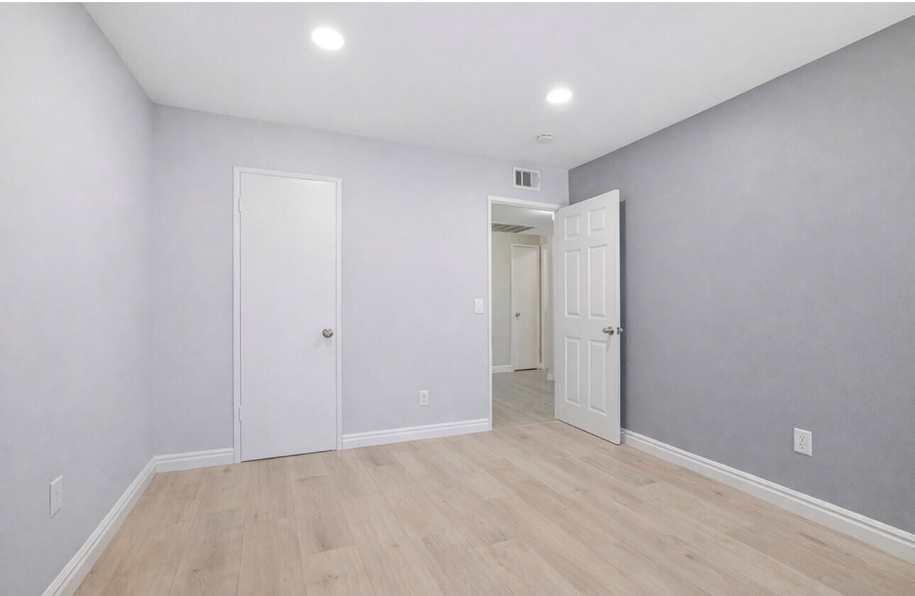 Building Photo - 121 Sinclair Ave