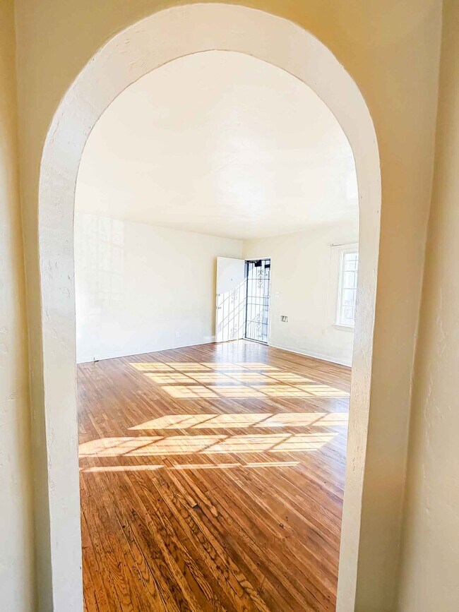 Building Photo - 3427 12th Ave