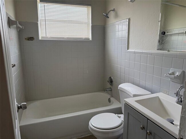 Building Photo - 2830 NW 15th Ct