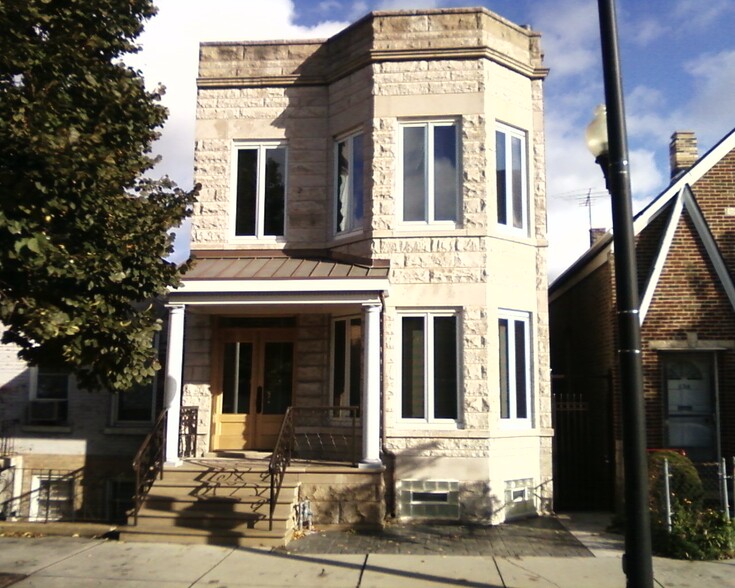 Building Photo - 640 W 35th St