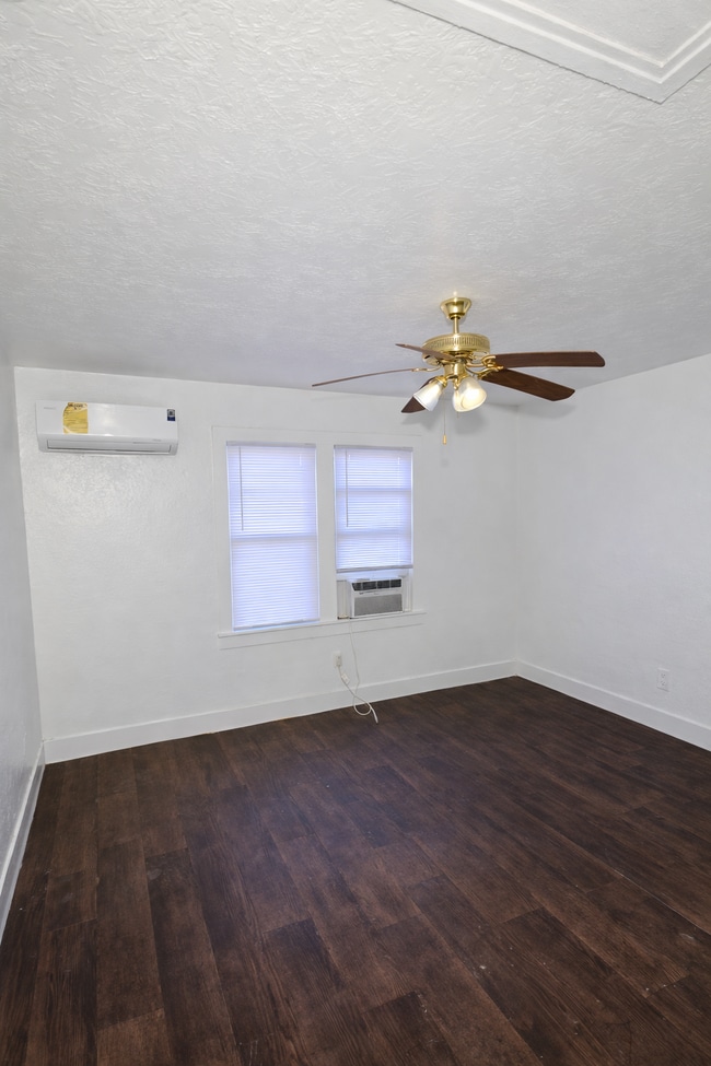 Building Photo - 645 W Davis Loop