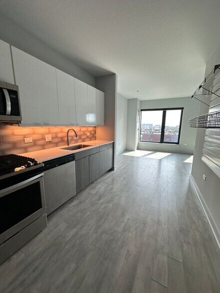 Building Photo - 1025 W Addison St