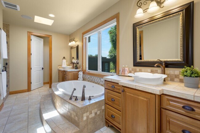 Building Photo - Live the Tuscan Life in Kirkland