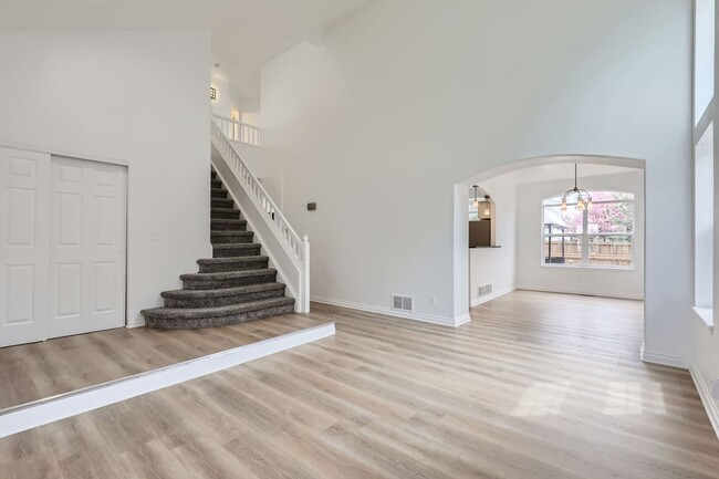 Building Photo - **Spacious, Light-Filled 4 bed, 4 bath wit...
