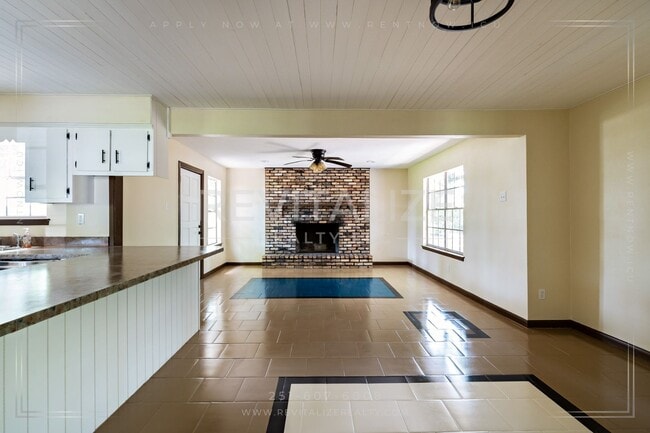 Building Photo - Beautiful Renovated 3 Bedroom/1 Bathroom H...