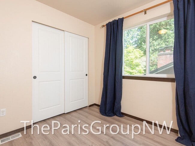 Building Photo - Super 2012 Shoreline Home – Upgrades, Wood Flrs, 3car Grg+++