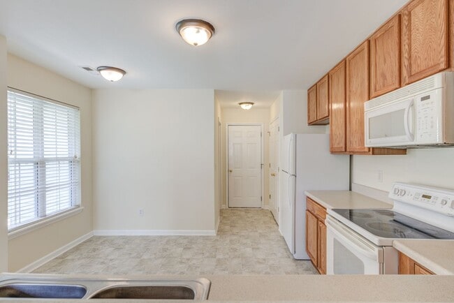 Building Photo - 3 Bedroom Townhouse in Wakefield with 1 Ca...