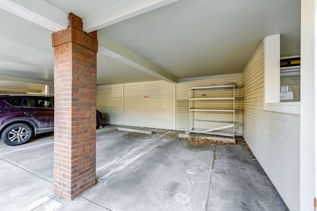 Building Photo - 2 Bedroom 2 Bath End Unit Condo with covered parking!