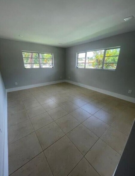 Building Photo - 2780 SW 31st Ave