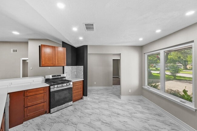 Building Photo - 16026 Beechnut St