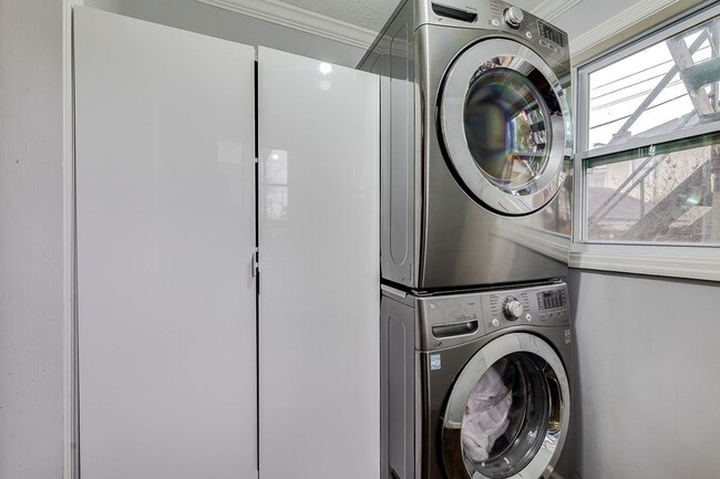 Building Photo - Beautiful Baldwin Park Craftsman home ready for move in!