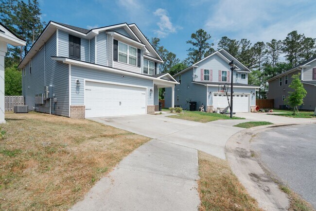 Building Photo - Spacious 4 Bed, 4 Bath Home in HOA Community
