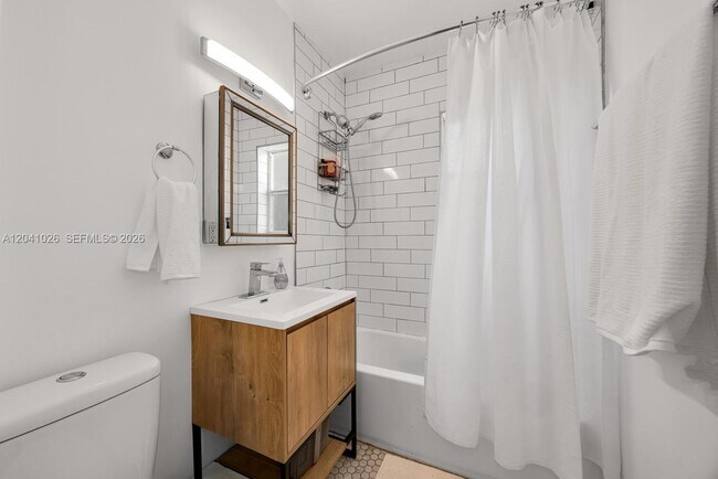 Building Photo - 829 Medina Ave