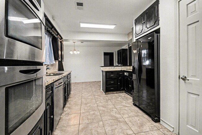 Building Photo - 5001 Glenhaven Dr