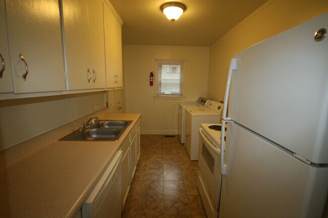 Building Photo - 1601 Dexter St