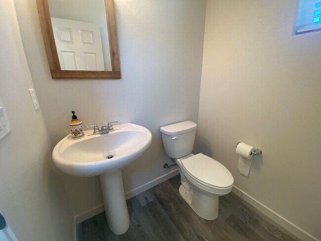 Building Photo - 3/2.5 home in Private Gated Community with Yard