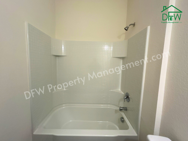 Building Photo - Spacious 5-Bedroom Home with Modern Upgrad...