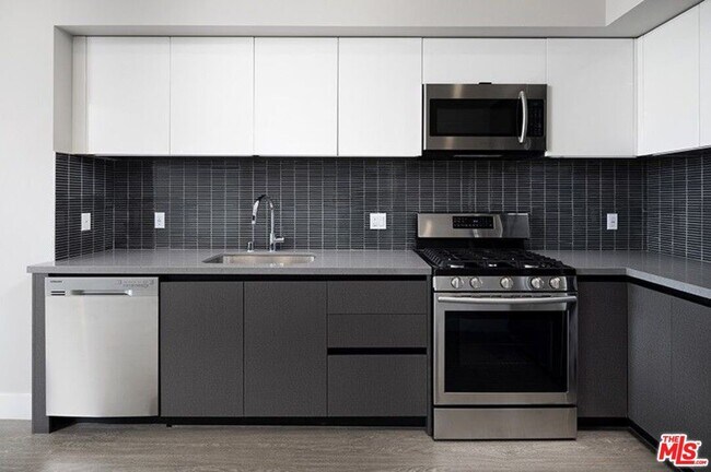 Building Photo - 837 S Harvard Blvd