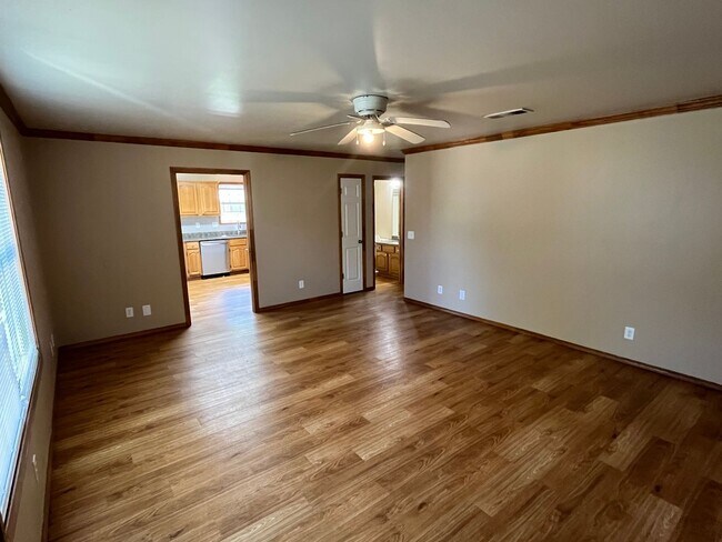 Building Photo - 1013 N Parker Rd