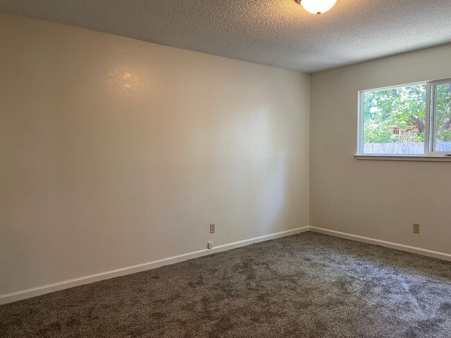 Building Photo - Convenient location, washer/dryer included