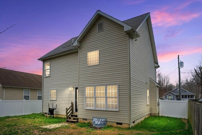 Building Photo - 242 5th St