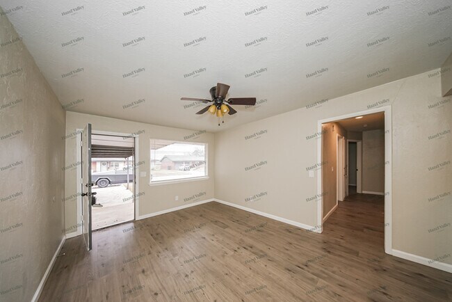 Building Photo - 709 N Dallas Ave