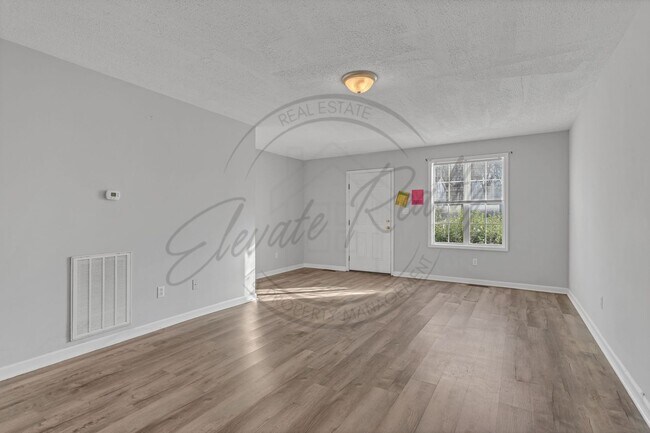 Building Photo - Three Bedroom, Two Level Duplex for Rent!