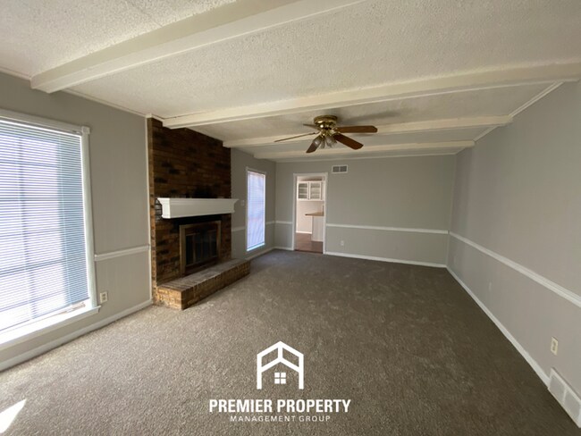 Building Photo - Spacious 4BR/2BA Memphis Home with Den, Fireplace & 2-Car Garage