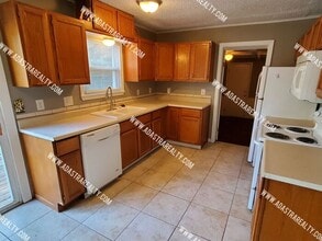 Building Photo - Remodeled 2 Bedroom Raytown Home w/Potential 3rd Bedroom-Available NOW!!