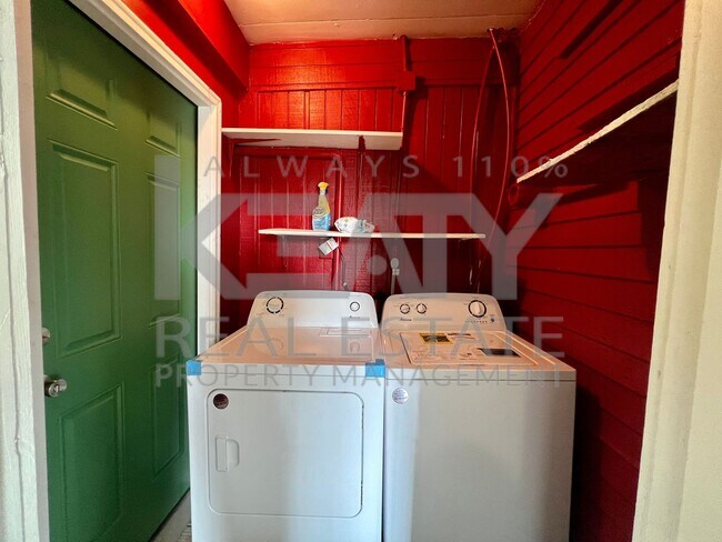 Building Photo - 2 Bedroom, 1 Bathroom House in Freetown!