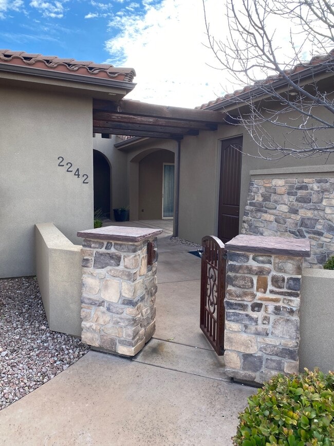 Building Photo - 2242 N Gunsight Dr