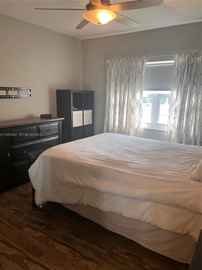 Building Photo - 400 N Riverside Dr