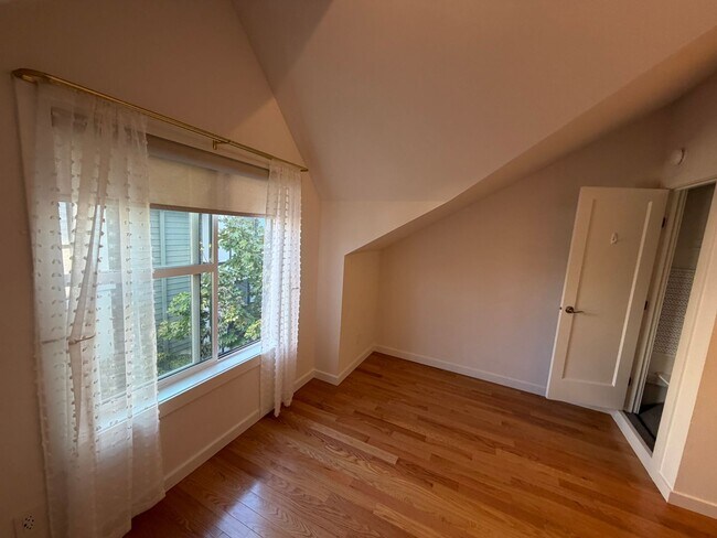 Building Photo - 1531 18th Ave