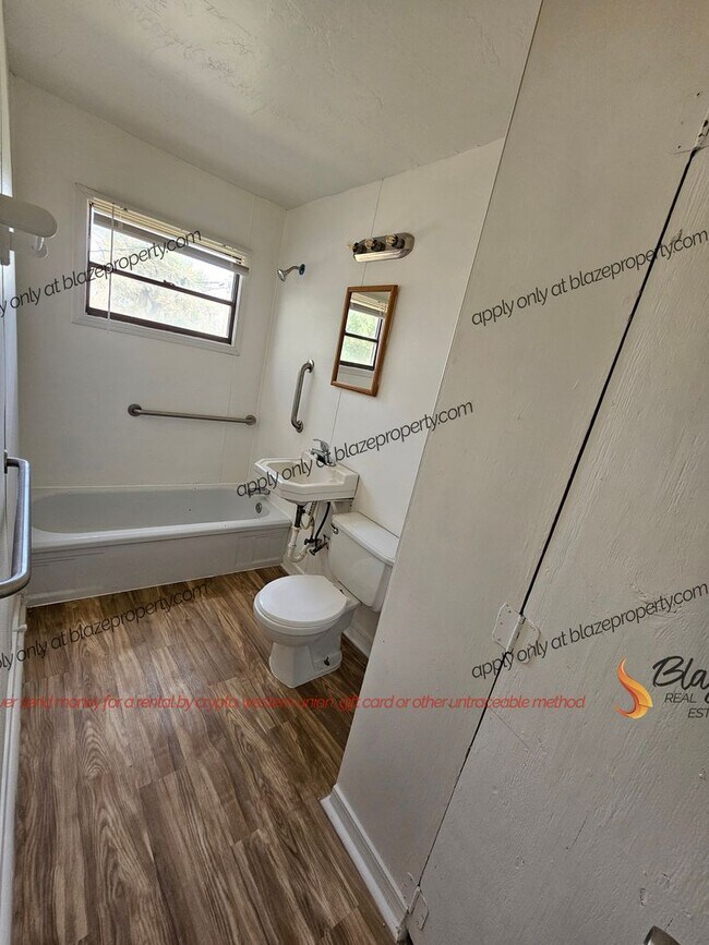 Building Photo - 2-Bedroom House with Large Backyard