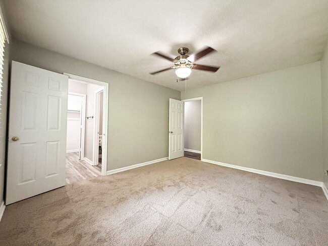 Building Photo - 5001 Sequoia Dr