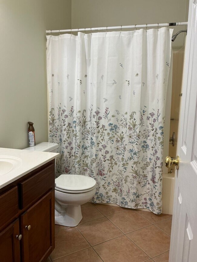 Building Photo - 1 Bedroom/2 .5 Bath Condo located in River...