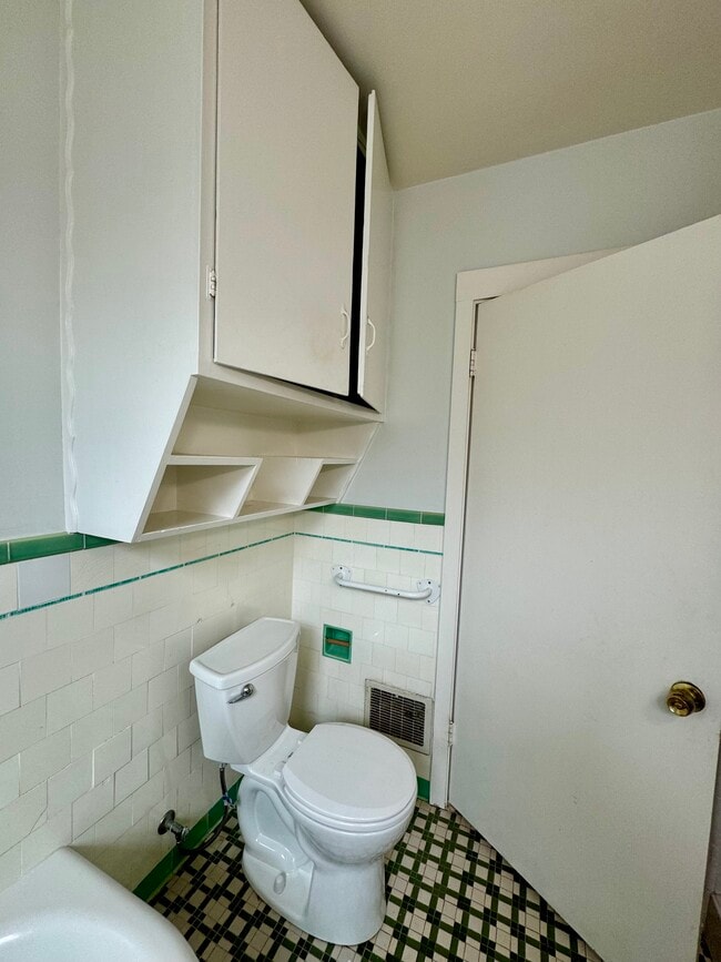 Building Photo - 615 Prague St