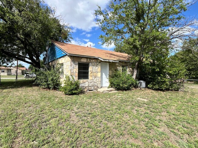 Building Photo - 210/212 W Vardeman Avenue