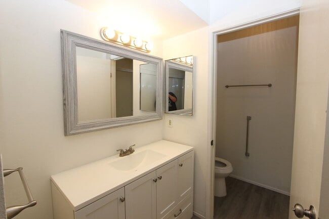 Building Photo - Large 2 bedroom 2 bathroom condo available...