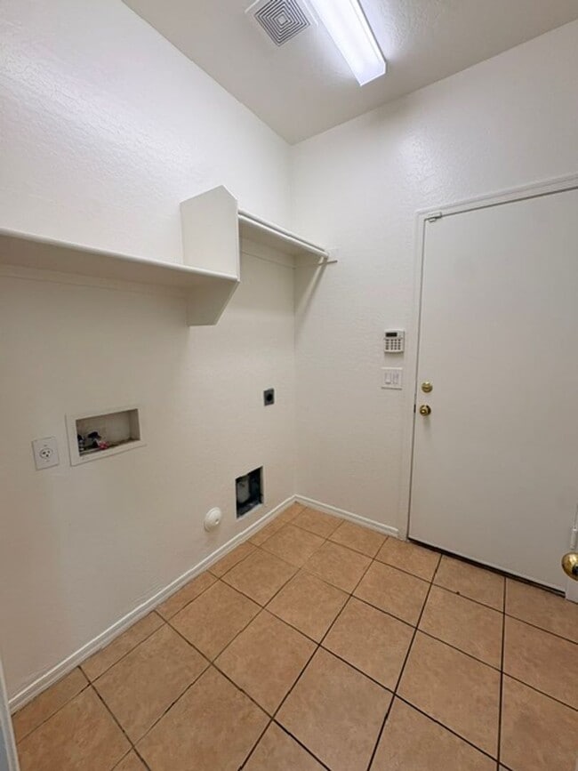 Building Photo - Tolleson 4 Bedroom