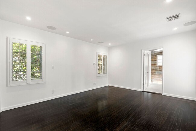 Building Photo - Designer-Done 3 Bed + 3 Bath in Prime Beve...