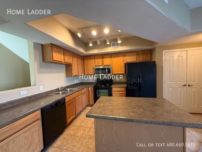 Building Photo - 2402 E 5th St