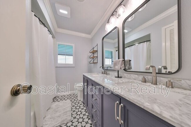 Building Photo - 817 Bannockburn Ave