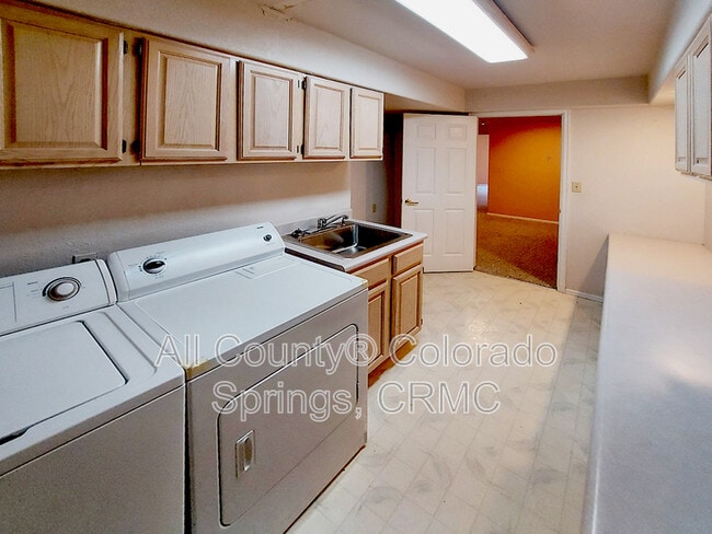 Building Photo - 6568 Foxdale Cir