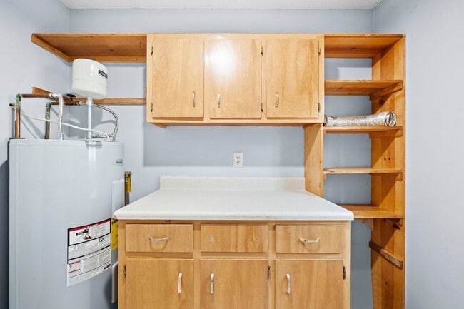 Building Photo - Charming Brick Ranch with Spacious Living Areas & Beautiful Bay Window Views!
