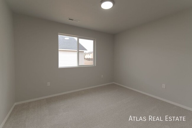 Building Photo - 2 WEEKS FREE RENT IF MOVED IN BY 3/31! Ope...