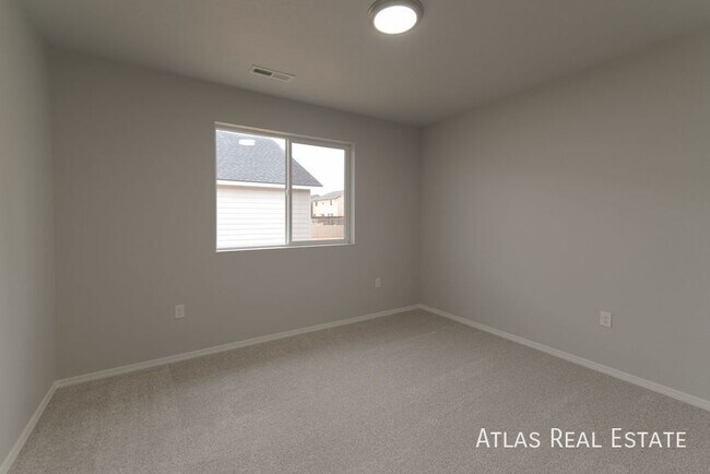 Building Photo - 4 WEEKS FREE RENT IF MOVED IN BY 4/30! Ope...