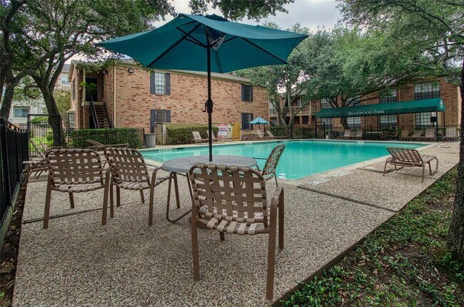 Building Photo - 2255 Braeswood Park Dr