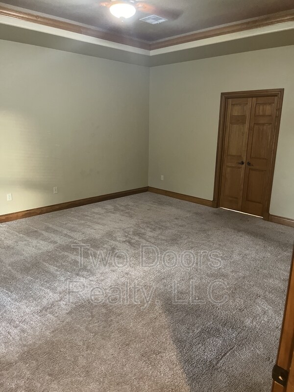 Building Photo - 13123 Red Oak Dr